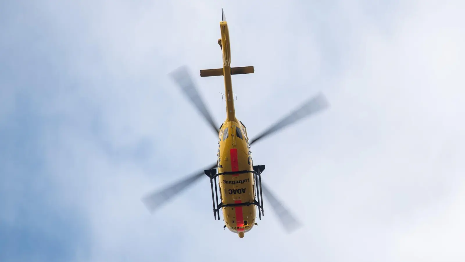 Ein Rettungshubschrauber fliegt den Schwerverletzten in eine Klinik. (Symbolbild) (Foto: Sebastian Gollnow/dpa)