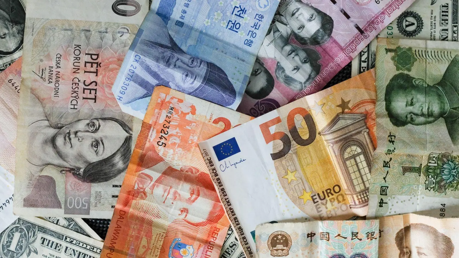 Ob Dollar, Pfund oder Franken: Wer Konten in ausländischer Währung besitzt, musste diese bislang selbstständig dem Finanzamt melden. (Foto: Laura Ludwig/dpa-tmn)