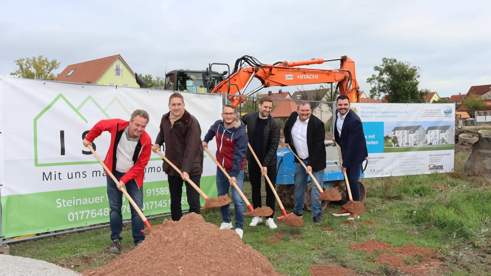 Bauunternehmer Heino Pfeiffer, Landrat Dr. Jürgen Ludwig, Bürgermeister Simon Göttfert sowie die Projektentwickler Marco Antretter, Steffen Streng und Markus Streng (von links) trafen sich zum symbolischen ersten Spatenstich in Aurach. (Foto: Thomas Schaller)