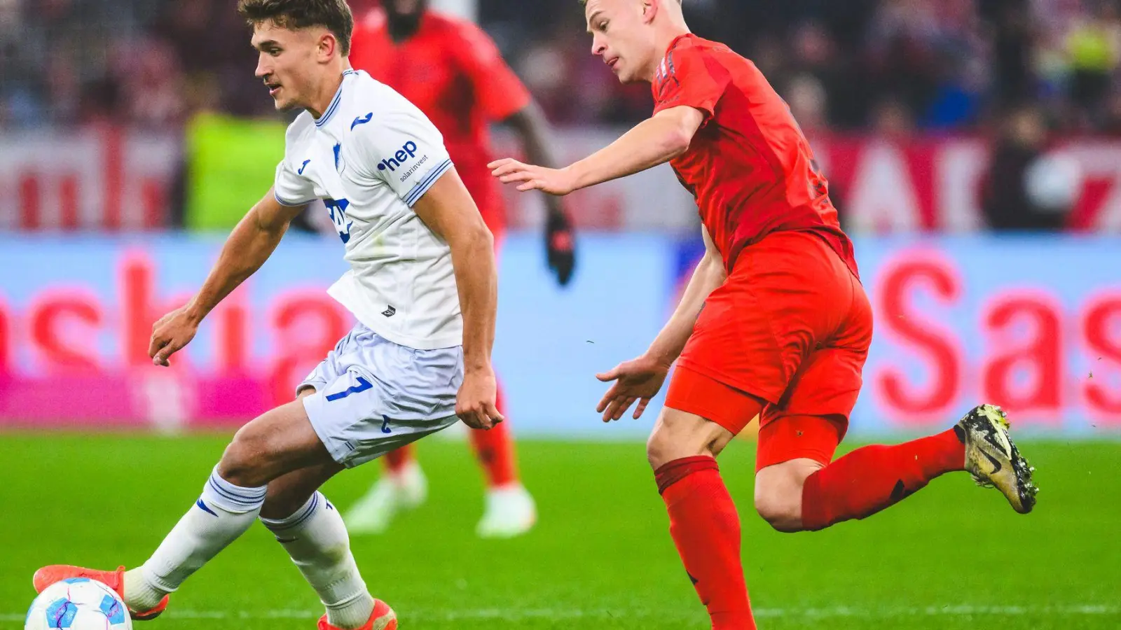 Vor einer Woche waren Hoffenheims Tom Bischof (l) und Bayerns Joshua Kimmich noch Gegenspieler in der Bundesliga. (Foto: Tom Weller/dpa)