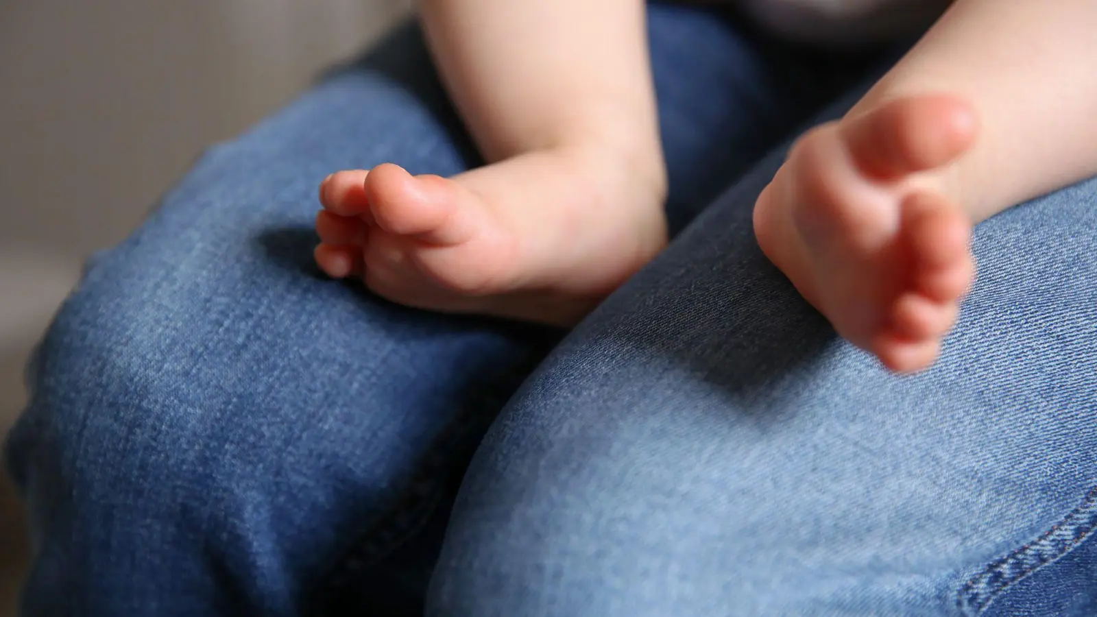 Nicht nur im eigenen, auch im Interesse des Kindes sollten Mütter, die Symptome einer Wochenbettdepression haben, sich Hilfe suchen.  (Foto: Mascha Brichta/dpa-tmn)