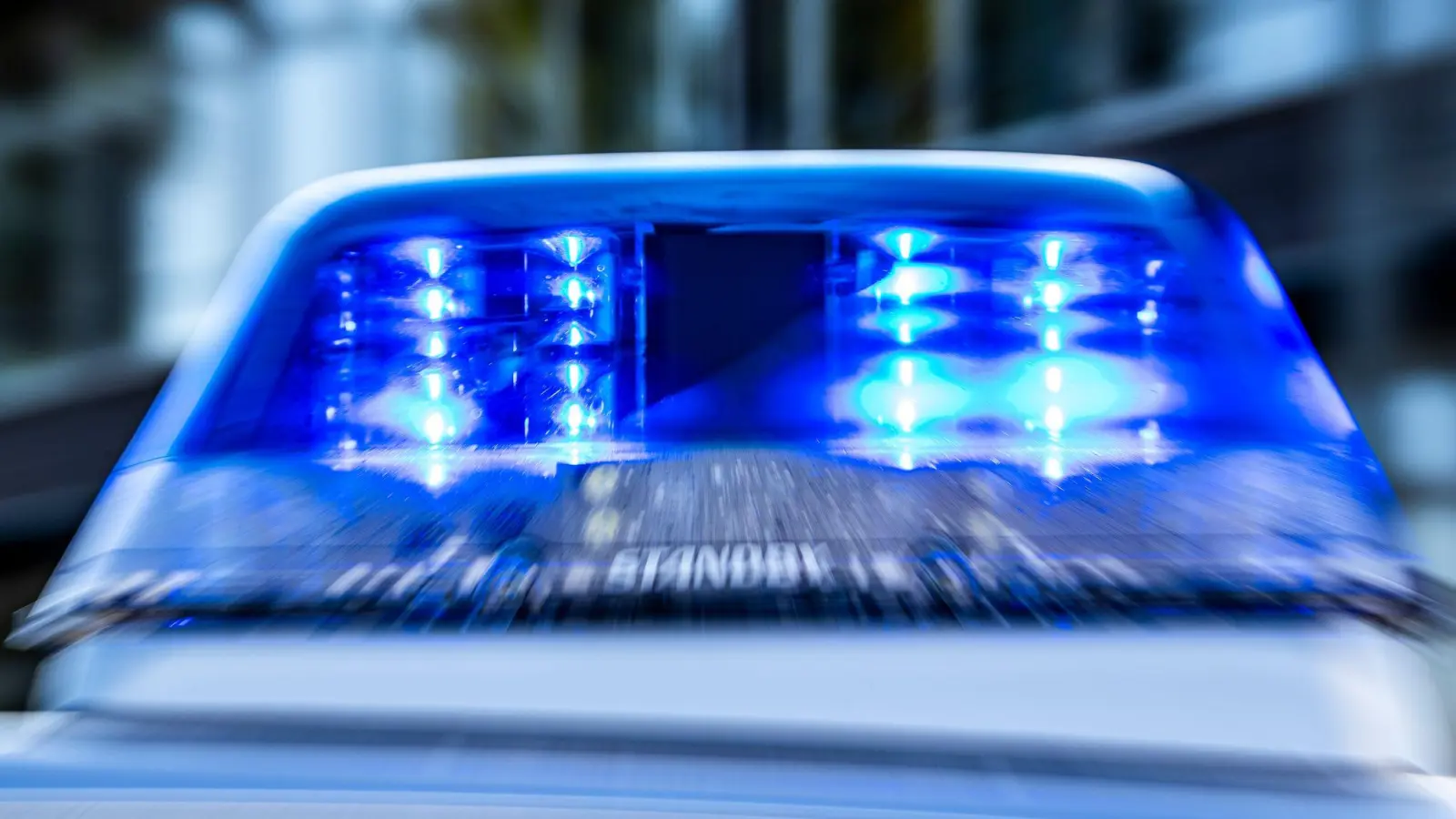 Ein kleines Mädchen stürzte am Montag aus dem Fenster vier Meter tief auf ein Vordach. Die Fünfjährige kam schwer verletzt in eine Kinderklinik. (Foto: David Inderlied/dpa)