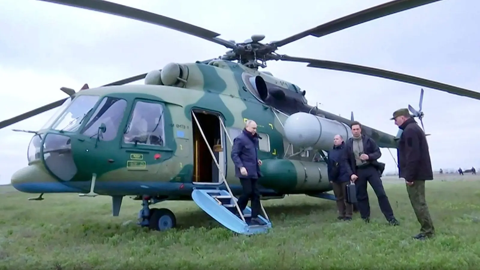 Diese Videostandbild soll Wladimir Putin bei seiner Ankunft an einem nicht genannten Ort in den Regionen Cherson oder Luhansk zeigen. (Foto: Russian TV Pool/Pool Sputnik Kremlin/AP/dpa)