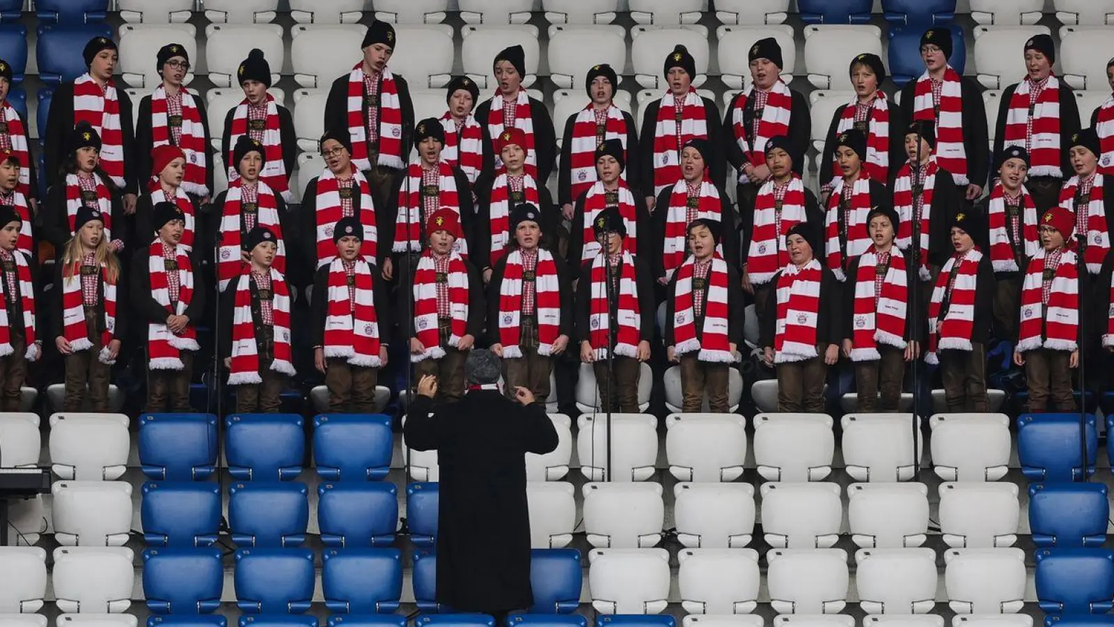 Ein Knabenchor singt auf der Tribüne vor der Trauerfeier für den verstorbenen Fußballstar und Trainer Beckenbauer. (Foto: Christian Charisius/dpa)