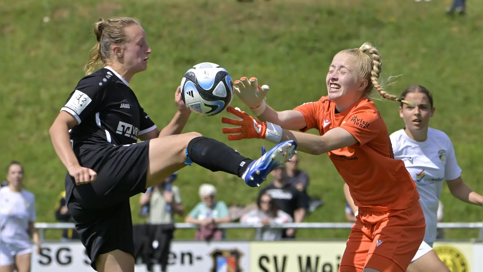 So wird das nichts: Celine Arnold vom SV Weinberg (schwarz) scheitert an Jenas Torhüterin Jasmin Janning. (Foto: Martin Rügner)