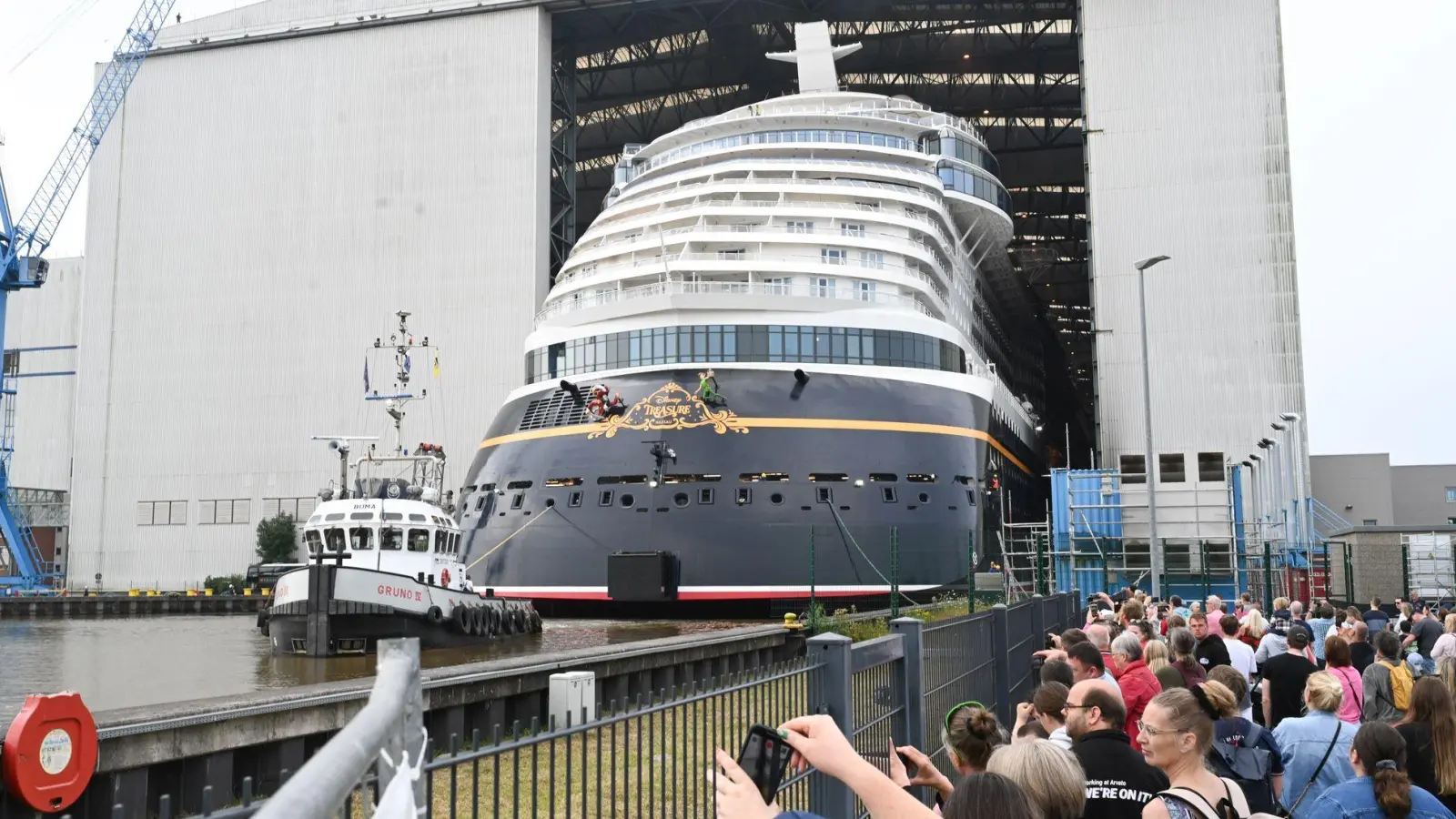 Die Meyer Werft ist für riesige Kreuzfahrtschiffe bekannt - steckt derzeit aber in der schwersten Krise ihrer Geschichte. (Archivbild) (Foto: Lars Penning/dpa)