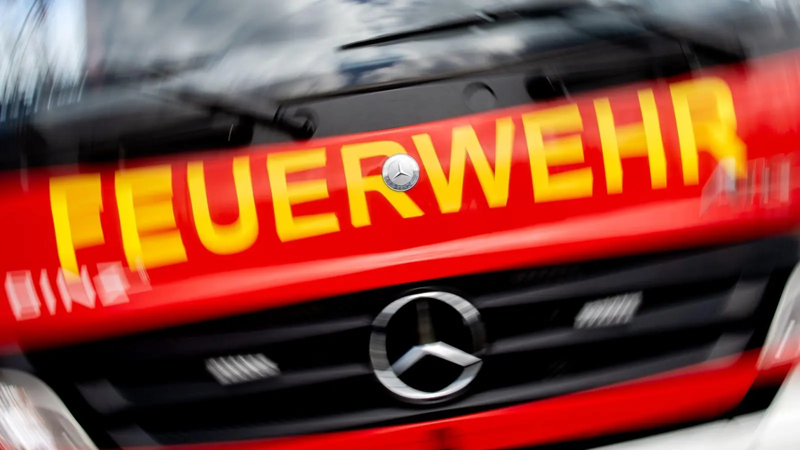 Die Feuerwehr rückte am Wochenende aus, weil sich ein Mädchen in den Finger genäht hatte. (Symbolbild) (Foto: Hauke-Christian Dittrich/dpa)