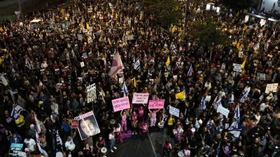 Israelis in Tel Aviv demonstrieren für ein Geisel-Abkommen.  (Foto: Maya Alleruzzo/AP)