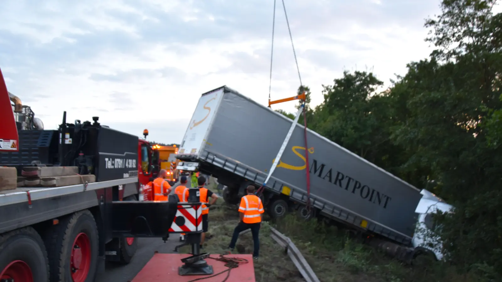 Die aufwändige Bergung wurde in die Abendstunden verlegt. (Foto: Werner Wenk)