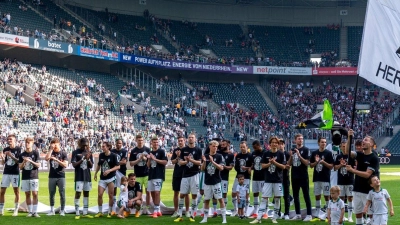 Mönchengladbach feiert nach dem Unentschieden gegen Frankfurt den Verbleib in der Bundesliga. (Foto: David Inderlied/dpa)