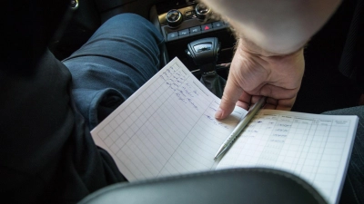 Regelmäßige Eintragungen können lästig sein: Ein Fahrtenbuch zu führen, kann aber zur Auflage werden. (Foto: Christin Klose/dpa-tmn)