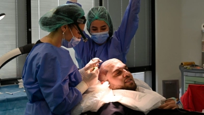 Aydin Kesti ist in die Türkei gereist, um sich einer Haartransplantation zu unterziehen. (Foto: Anne Pollmann/dpa)