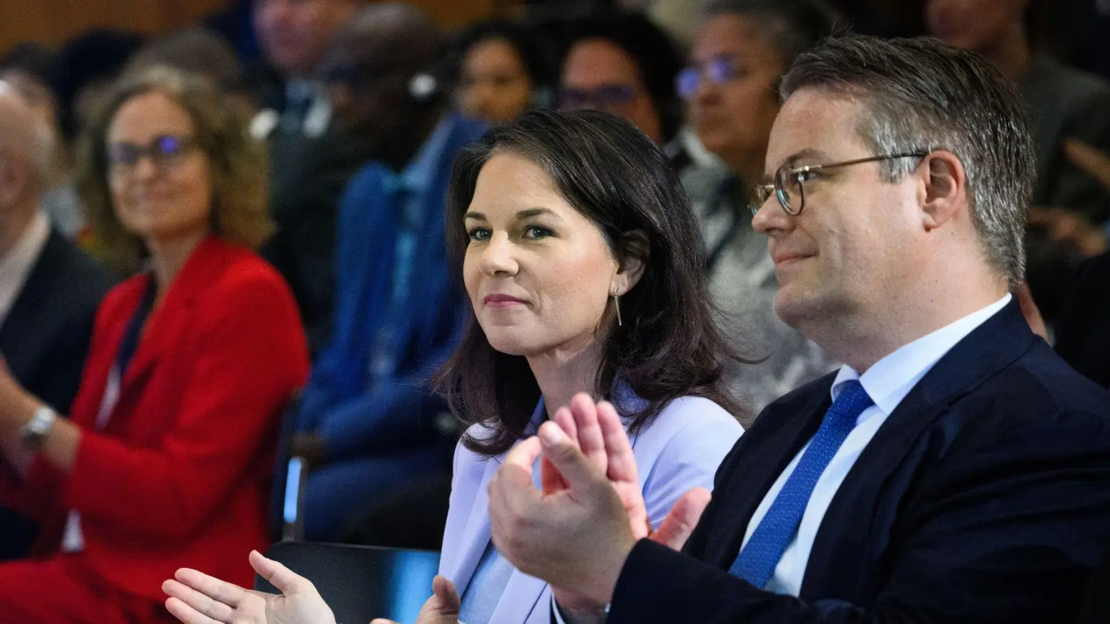 Als Staatsminister im Auswärtigen Amt sitzt Tobias Lindner (Grüne) oft in der ersten Reihe. Was er nach seinem Ausscheiden aus der Berufspolitik beruflich machen will, habe er noch nicht entschieden, sagt er. (Archivfoto) (Foto: Bernd von Jutrczenka/dpa)