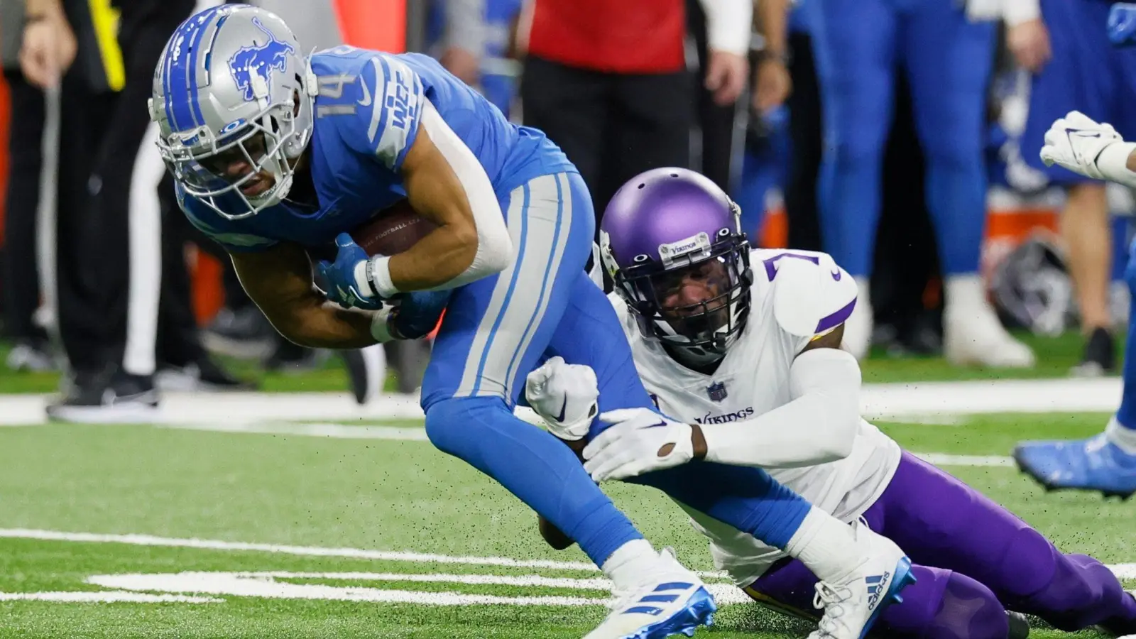 Detroits Amon-Ra St. Brown (l) und Patrick Peterson von den Minnesota Vikings. (Foto: Duane Burleson/FR38952 AP/dpa)