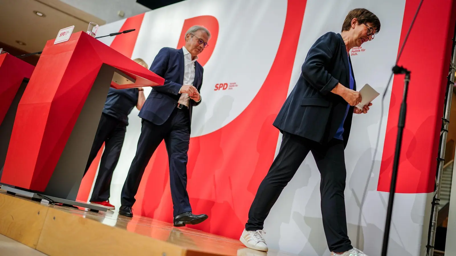 Nach dem Wahldebakel: SPD-Spitzenleute verlassen ihre Pressekonferenz (Foto: Kay Nietfeld/dpa)