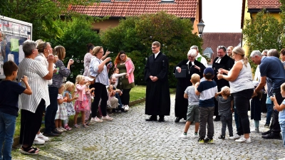 Religionspädagoge Philipp Fiedler (Mitte) ist ins Trautskirchener Pfarrhaus eingezogen. Er wurde unter anderem von den Kindergartenkindern des Ortes und zahlreichen weiteren Gemeindeangehörigen begrüßt. (Foto: Gudrun Schwarz)