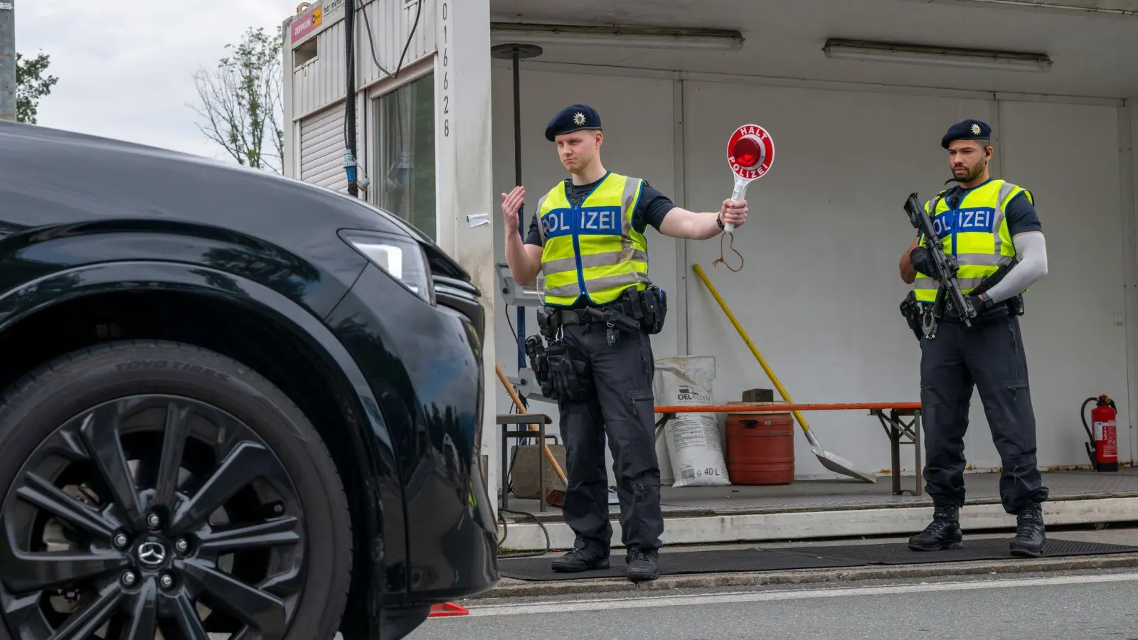 Grenzkontrollen der Bundespolizei am Grenzübergang der Autobahn A8 zwischen Österreich und Deutschland nahe Salzburg (Archivbild) (Foto: Peter Kneffel/dpa)