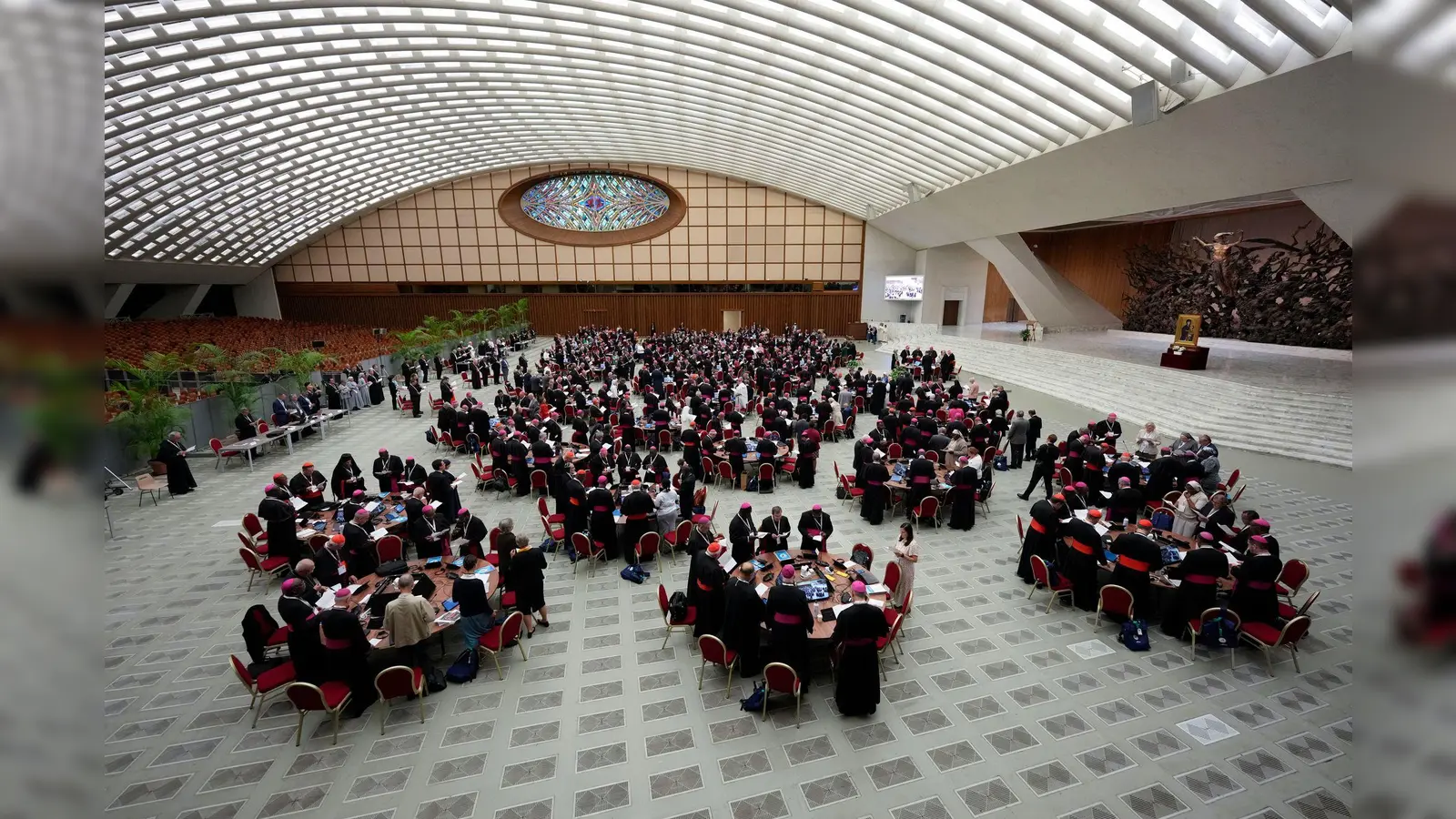 Bischofssynode in der Halle Paul VI. im Vatikan. (Foto: Andrew Medichini/AP/dpa)