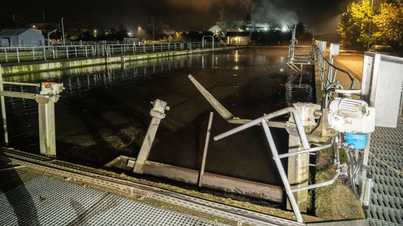 Der Schaden an der Kläranlage könnte laut Polizei erheblich sein.  (Foto: Ferdinand Merzbach/NEWS5/dpa)