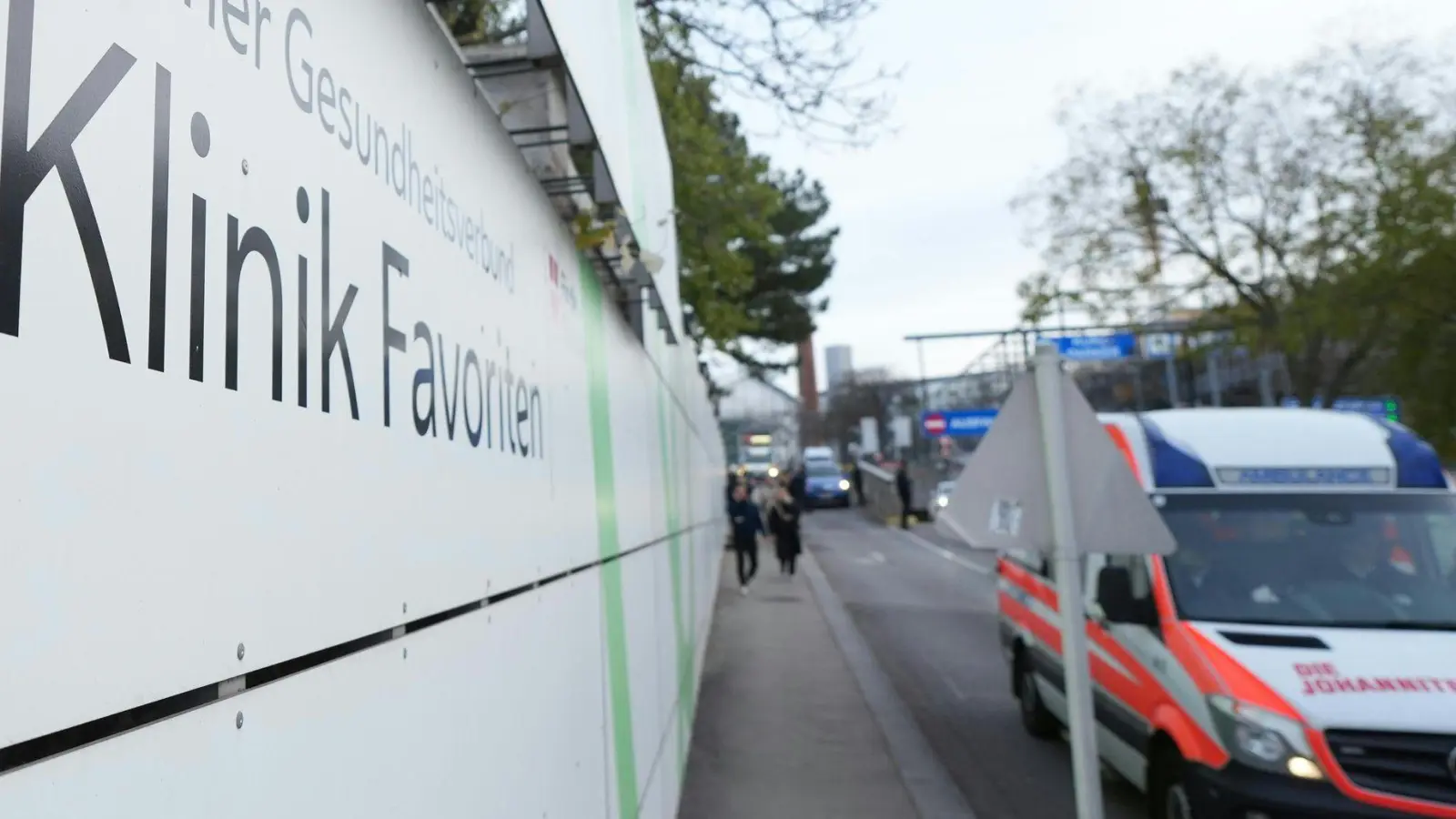 Nahe der Klink wurde einem Medienbericht zufolge die Leiche eines Kindes entdeckt. (Foto: Georg Hochmuth/APA/dpa)