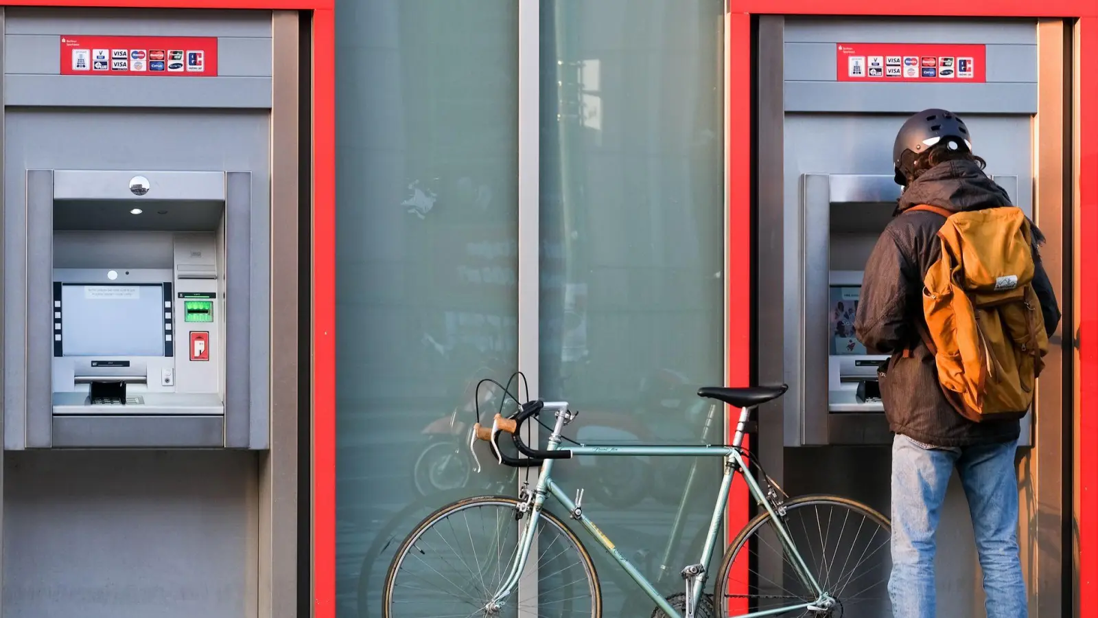 Kommt kein Geld mehr aus dem Automaten, weil Ihnen das Konto gepfändet wurde? Spätestens jetzt wäre es sinnvoll, über ein Pfändungsschutzkonto nachzudenken. (Foto: Jens Kalaene/dpa-Zentralbild/dpa-tmn)