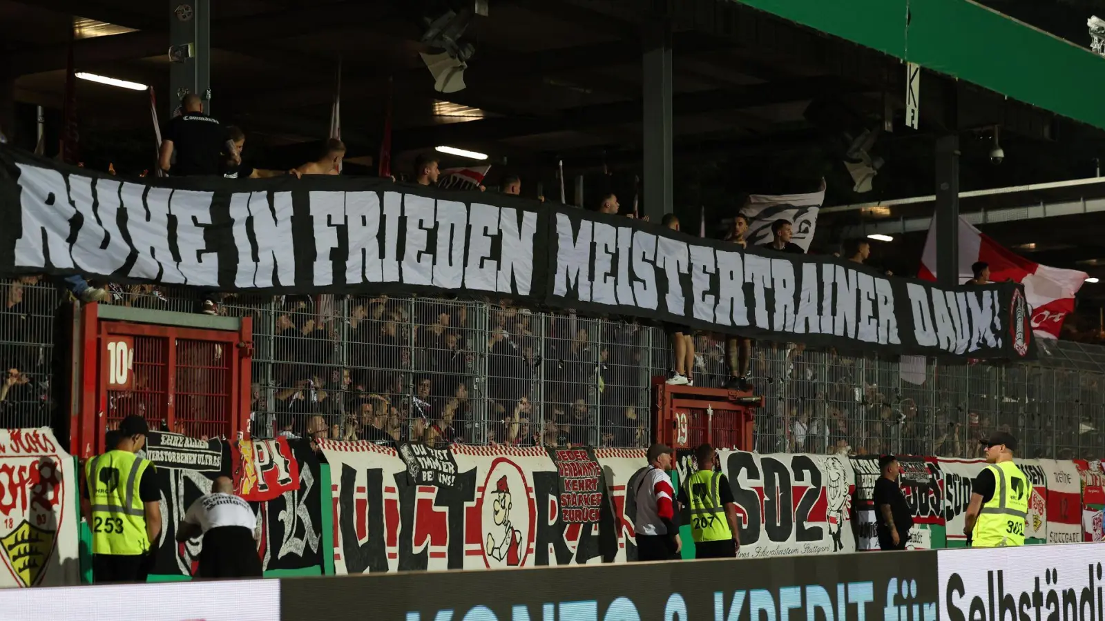 VfB-Fans erinnern an Christoph Daum (Foto: Friso Gentsch/dpa)