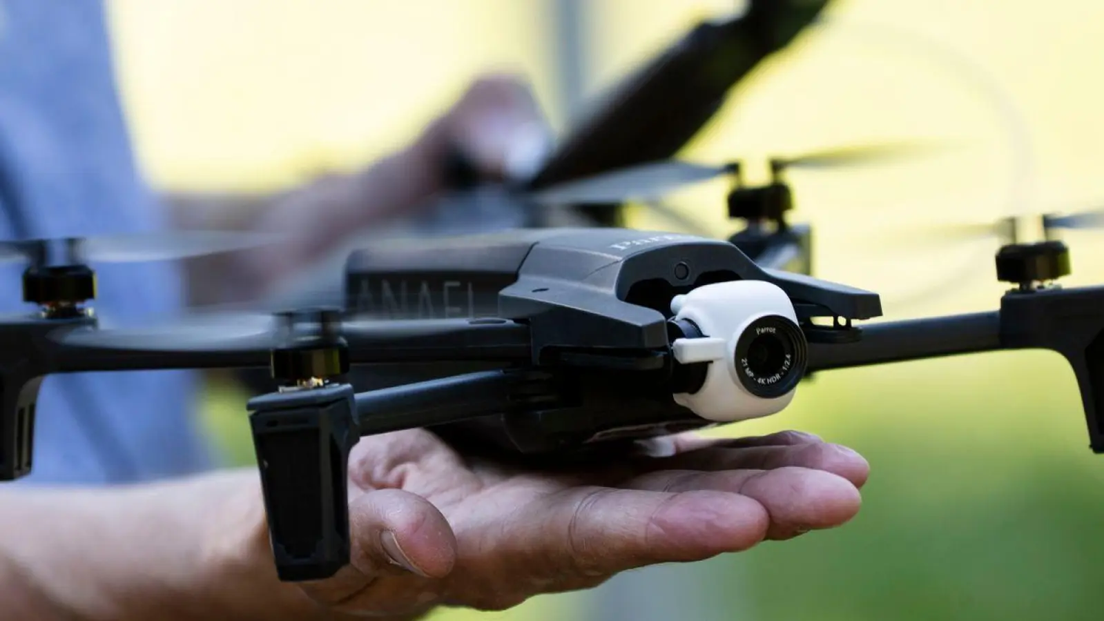 Der Betrieb von Drohnen unterliegt strengen Vorschriften - Flugverbotszonen und zulässige Flughöhen sollten daher mindestens bekannt sein. (Foto: Alexander Prautzsch/dpa-tmn)