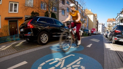 Fahrradstraßen sind für Fahrräder, E-Scooter und Pedelecs gedacht, dürfen jedoch auch von Autos und Motorrädern befahren werden, sofern Zusatzschilder dies erlauben. (Foto: Moritz Frankenberg/dpa)