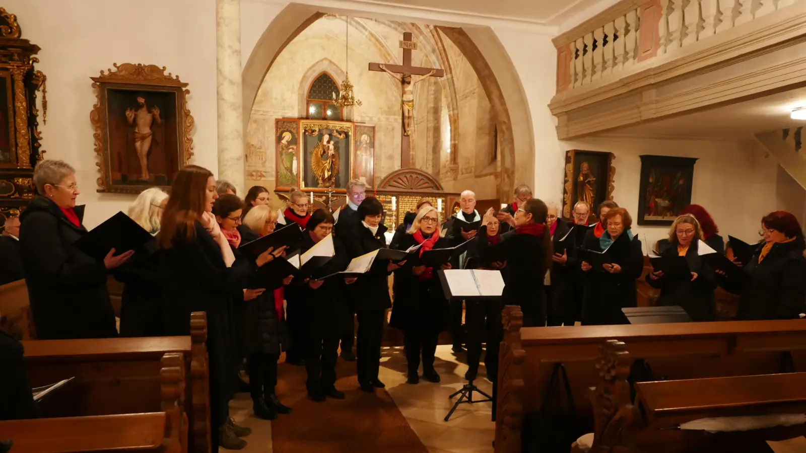 Der Madrigalchor Dinkelsbühl unter der Leitung von Diana Meyer erfreute die Zuhörerinnen und Zuhörer in der Heilig-Geist-Kirche. (Foto: Roman Kocholl)