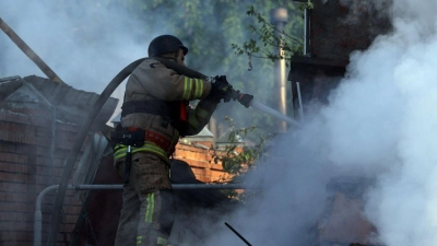 Nach einem russischen Angriff bei Charkiw versuchen ukrainische Rettungskräfte ein Feuer zu löschen. (Foto: Not credited/https://photonew.ukrinform.com/ Ukrinform/dpa)