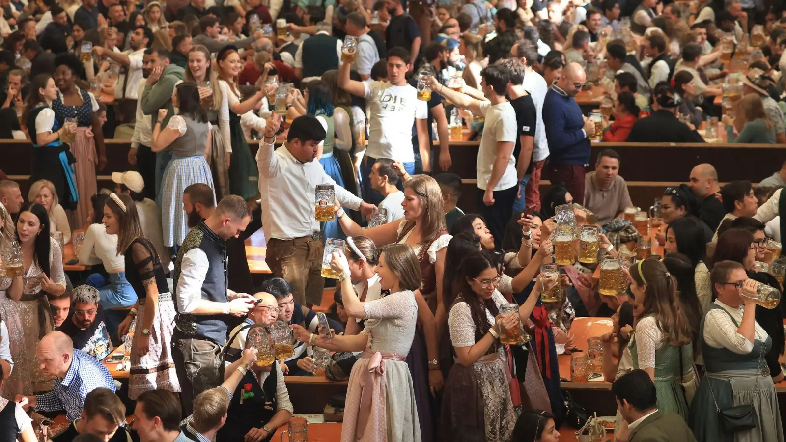 Vollbesetzte Bierzelte sind für Viren ein gutes Revier. (Foto: Karl-Josef Hildenbrand/dpa)