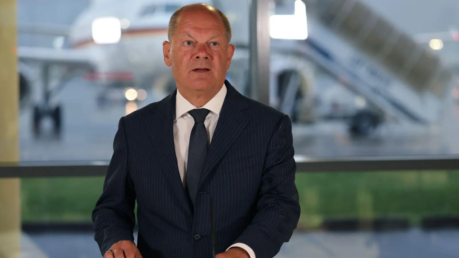 Gefangenenaustausch mit Russland - Statement von Bundeskanzler Olaf Scholz am Kölner Flughafen (Foto: Christoph Reichwein/dpa-Pool/dpa)