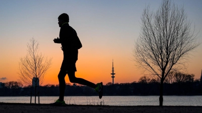 Den inneren Schweinehund zu überwinden und regelmäßig Sport zu treiben, erfordert Disziplin und Spaß an der Bewegung, erklärt Extremsportler Arda Saatçi. (Foto: Axel Heimken/dpa/dpa-tmn)