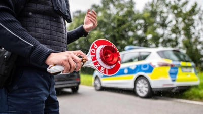 Innerhalb weniger Stunden geriet ein 32-Jähriger ohne gültige Fahrerlaubnis im Raum Rothenburg in zwei Polizeikontrollen: jeweils mit drogentypischen Ausfallerscheinungen. (Foto: Guido Kirchner/dpa/Symbolbild)