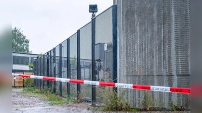 Aus dieser Klinik in Straubing flohen die vier Straftäter. Ein zweiter Flüchtiger wurde in Österreich gefasst. (Foto: Armin Weigel/dpa)