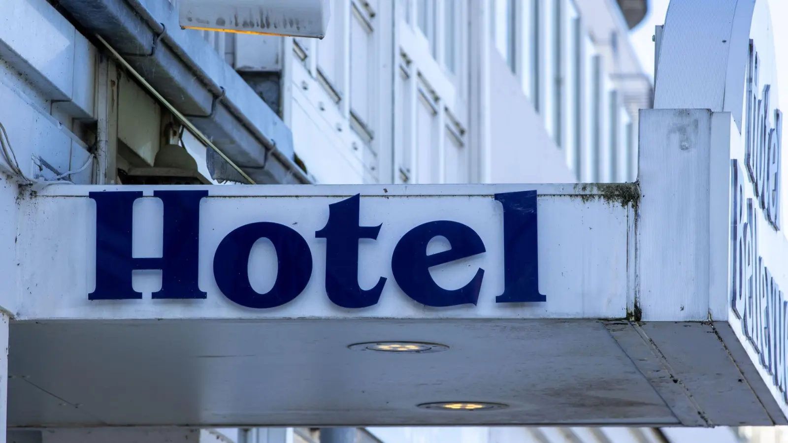 Der Eingang zu einem Hotel. (Foto: Jens Büttner/dpa-Zentralbild/dpa/Symbolbild)