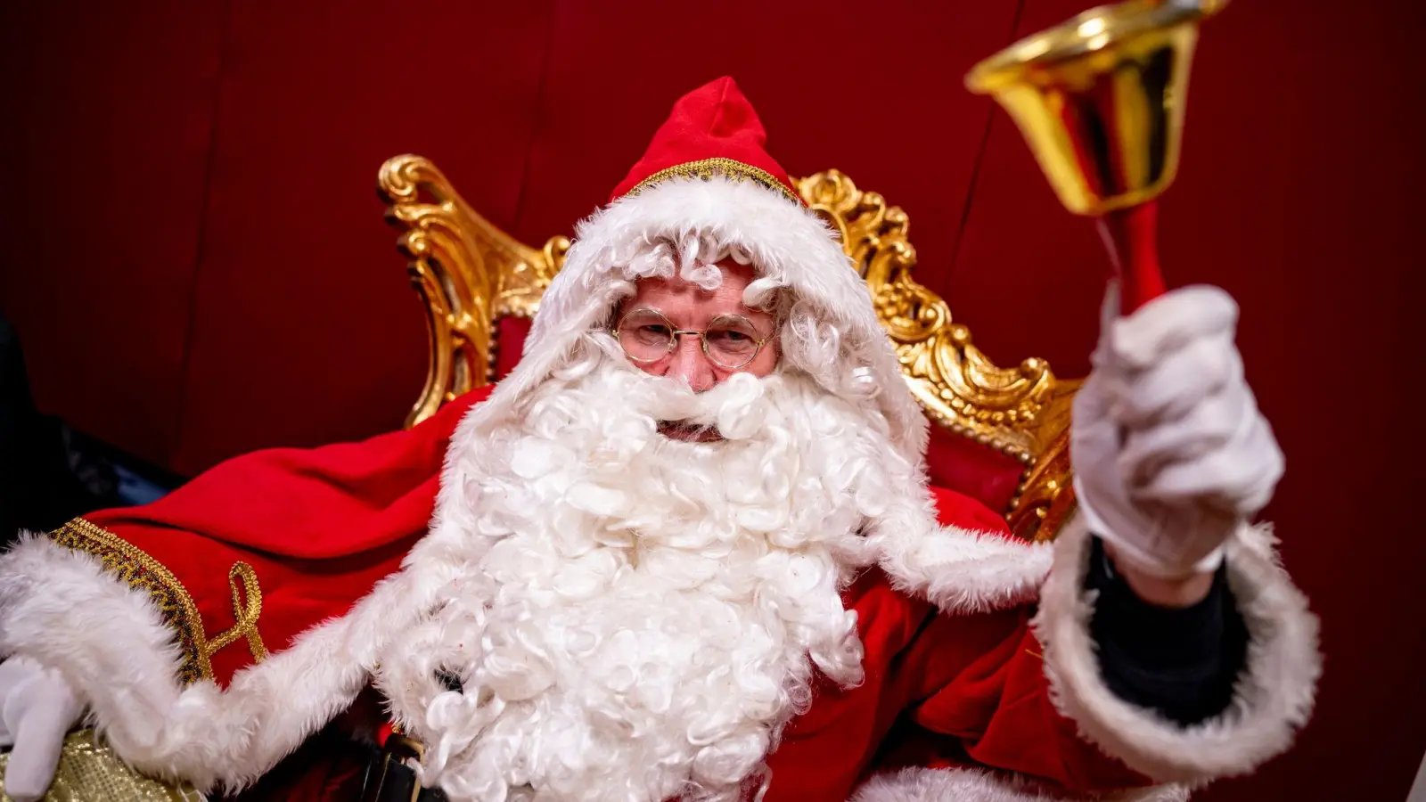 Hansjörg Rodewald als Weihnachtsmann verkleidet klingelt bei einem Workshop für neue Weihnachtsmänner mit einer Glocke. (Foto: Fabian Sommer/dpa)