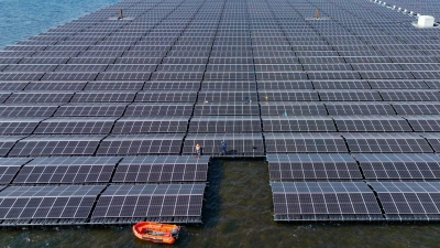 Für einen möglichen Einsatz von schwimmenden Photovoltaik-Anlagen auf der Nordsee ist laut Experten noch Forschung nötig. (Archivbild)  (Foto: Patrick Pleul/dpa)