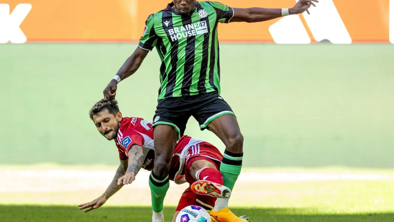 Von Hannover über Istanbul nach Bremen: Abwehrspieler Derrick Köhn. (Foto: David Inderlied/dpa)