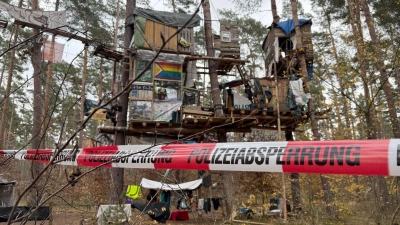 Tesla-Gegner müssen für eine Kampfmittelsondierung einen Teil ihres Protestcamps im Wald verlassen. Die Polizei ist im Einsatz. (Foto: Lutz Deckwerth/dpa)