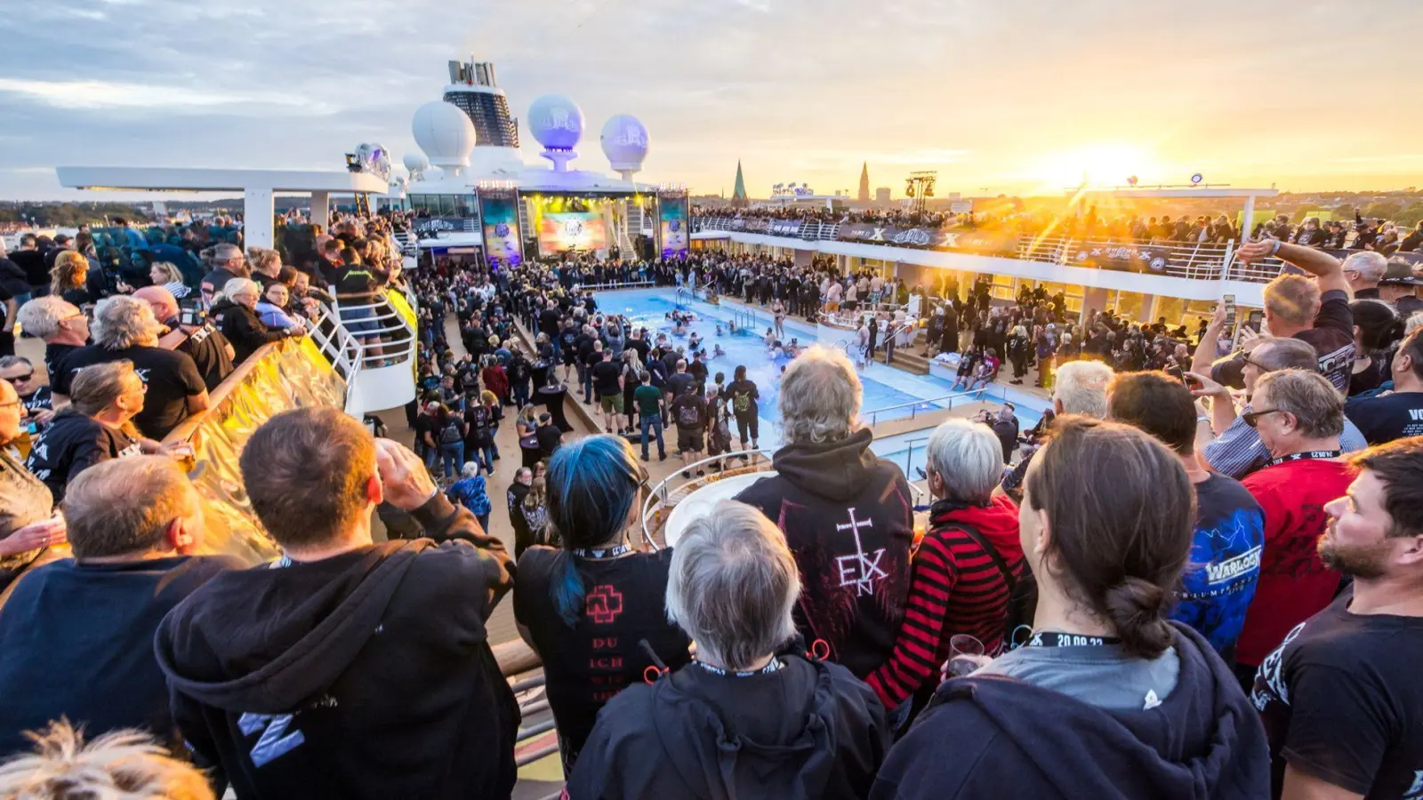 Die Full Metal Cruise von „Mein Schiff“ ist eine Art Hardrock-Festival auf hoher See - wer laute Musik und Meer mag, ist hier richtig. Mitte September 2024 ist es wieder so weit. (Foto: Vincent Grundke/TUI Cruises GmbH/dpa-tmn)