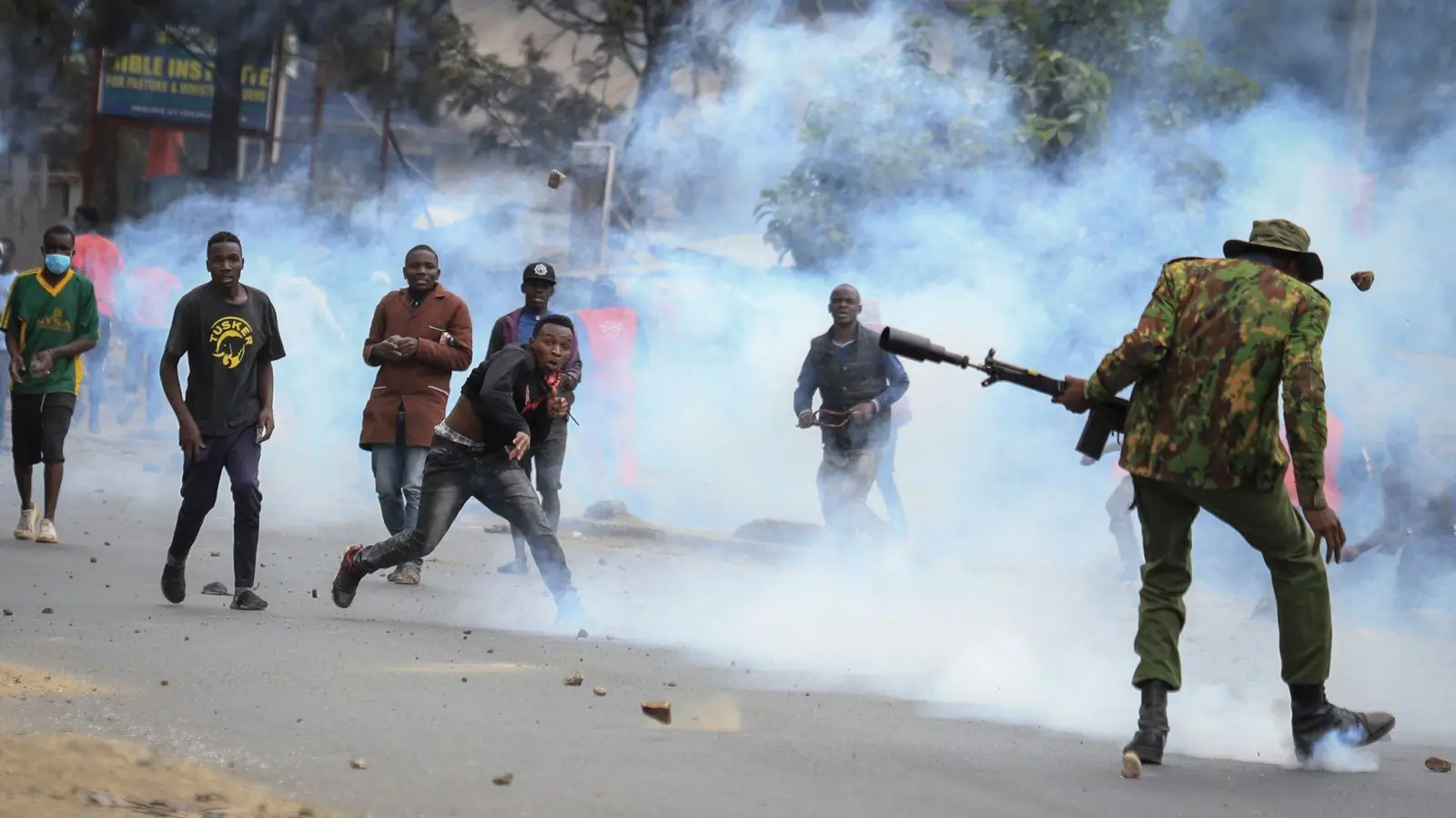 Zusammenstoß im Mathare-Viertel in Nairobi: Steine werfende Demonstranten und Polizisten, die Tränengas abfeuern. (Foto: AP/dpa)