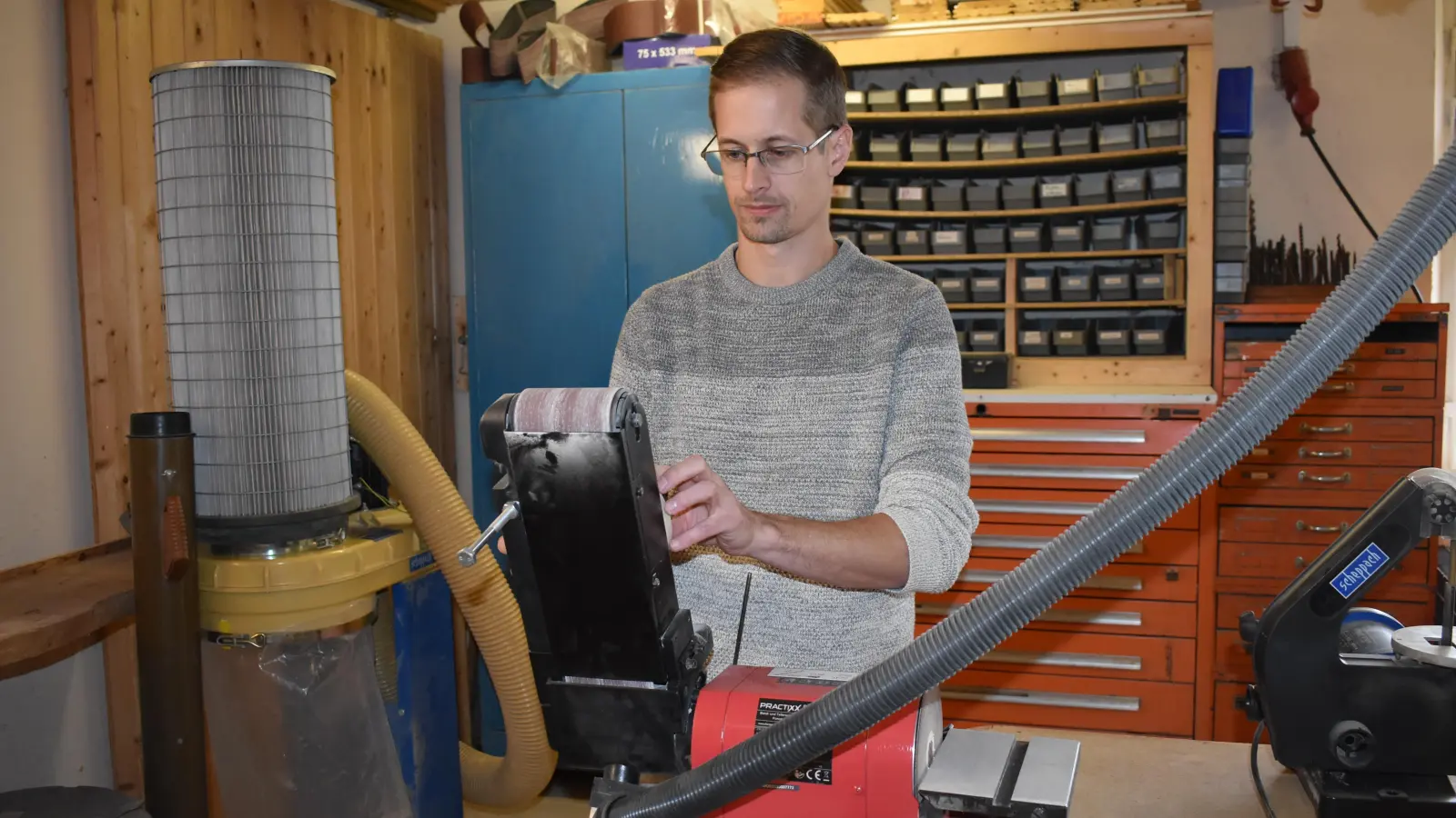 Michael Salomon ist Inhaber der Firma „Laserhelden“. Die Firma hat sich auf das Herstellen personalisierter Geschenke spezialisiert (Foto: Ute Niephaus)