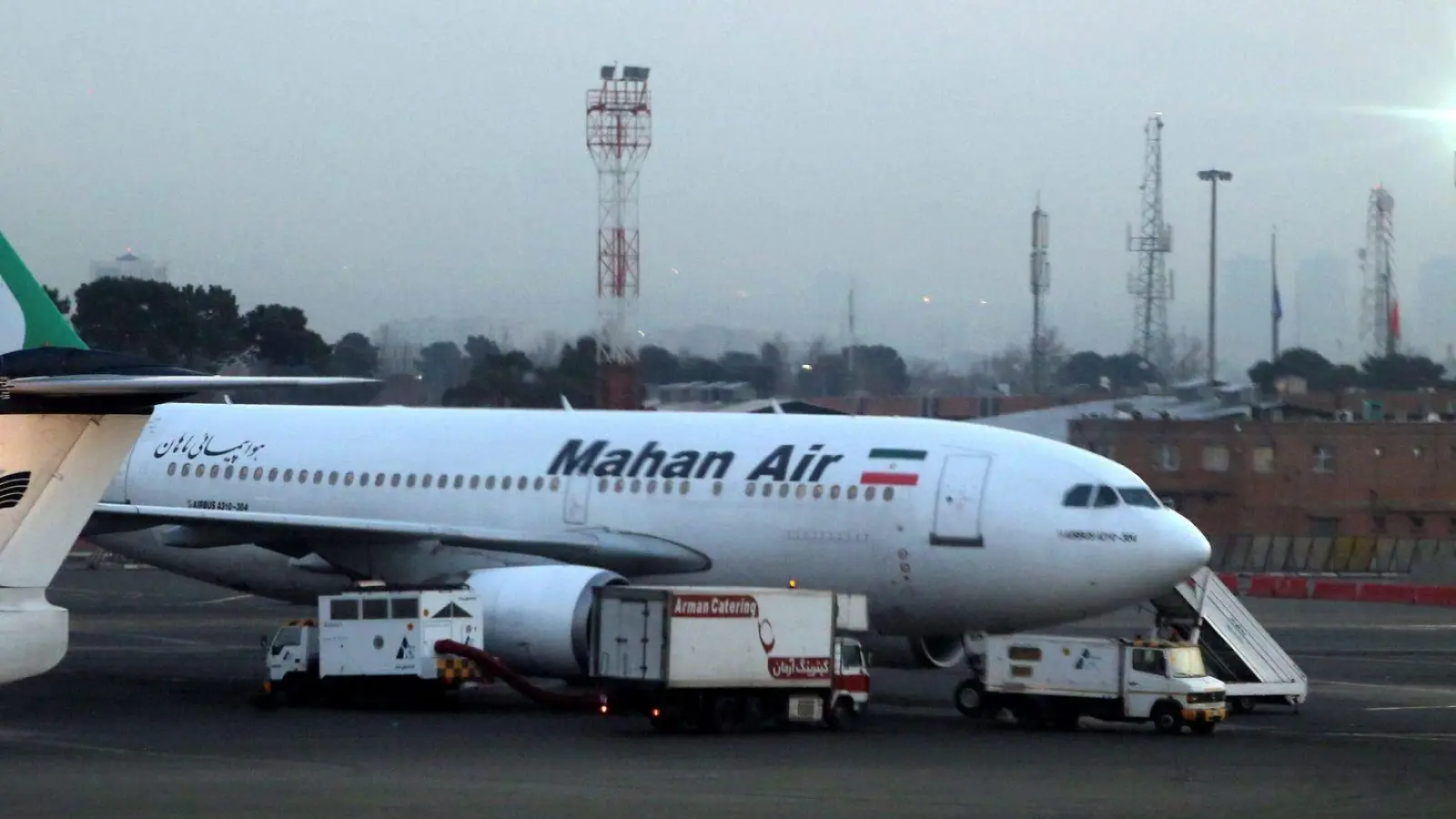 Dürfen künftig nicht mehr in die EU fliegen: Passagierflugzeuge der iranischen Fluggesellschaft Mahan Air. (Archivbild) (Foto: Abedin Taherkenareh/EPA/dpa)