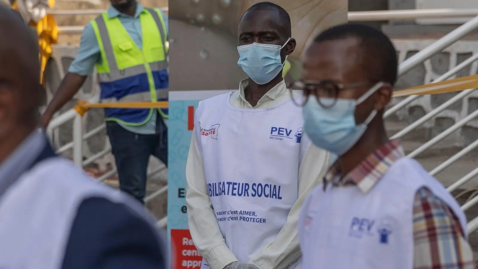 Mitarbeiter des Gesundheitswesens im Kongo haben derzeit viel zu tun, neben Mpox auch mit der ominösen „Krankheit X“. (Foto: Moses Sawasawa/AP/dpa)