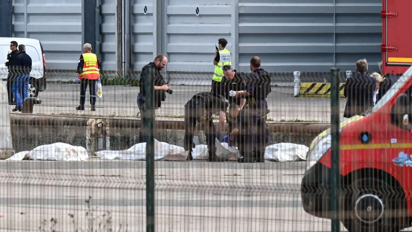 Die Einsatzkräfte sind mit einem Großaufgebot vor Ort. (Foto: Bernard Barron/AFP/dpa)