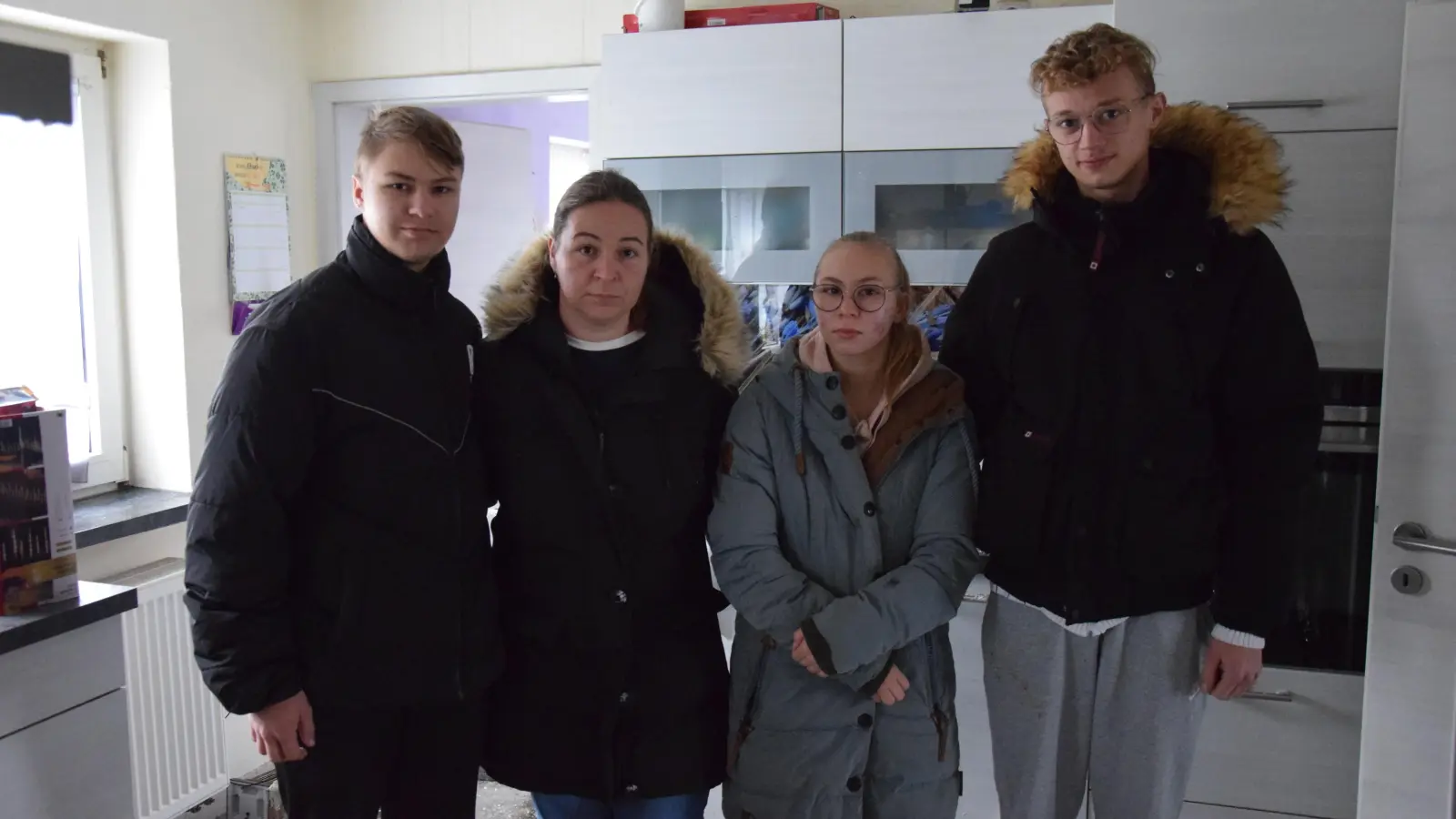 Schauten sich nochmal in ihrem weitgehend zerstörten Haus um (von links): Colin, Karin und Leonie Witzel sowie deren Freund Jonas Siller. (Foto: Florian Schwab)