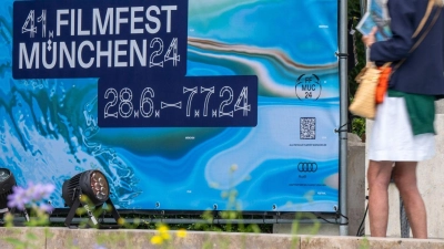 Ein Plakat mit der Aufschrift „41. Filmfest München“ steht auf einem Platz in München. (Foto: Peter Kneffel/dpa)