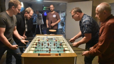 Spannende Matches lieferten sich die Akteure beim Kickerturnier im „Aloisius“-Vereinsheim in Scheinfeld, hier am Tisch Nicko Eichmüller und Stefan Ziegler (von links) sowie Georg Imreh und Gert Ruppert (von rechts) bei einem Vorrundenspiel. (Foto: Andreas Reum)