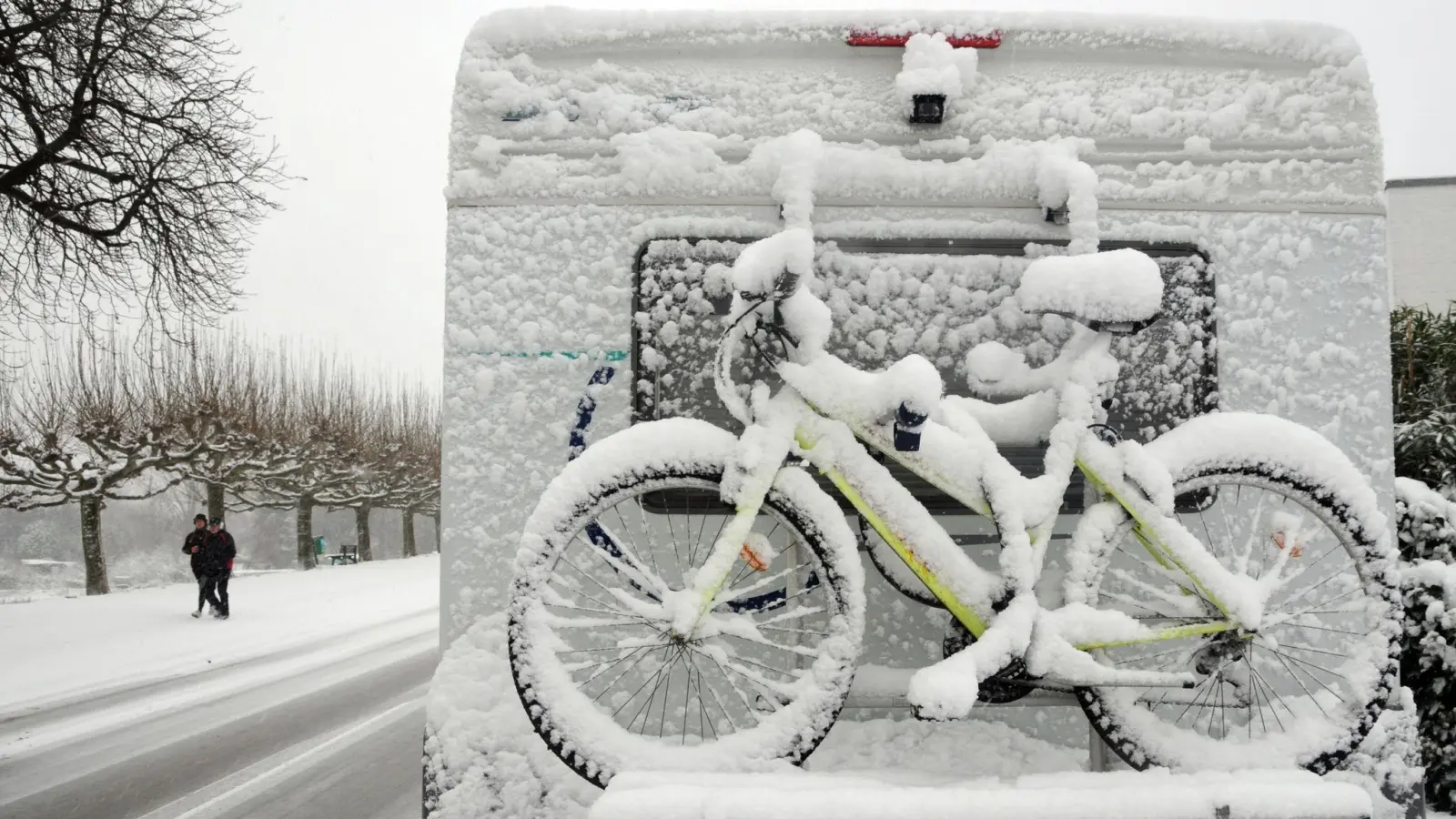 Camping im Winter? Mit einem richtig ausgerüsteten Wohnmobil ist das kein Problem. (Foto: Horst Ossinger/dpa/dpa-tmn)